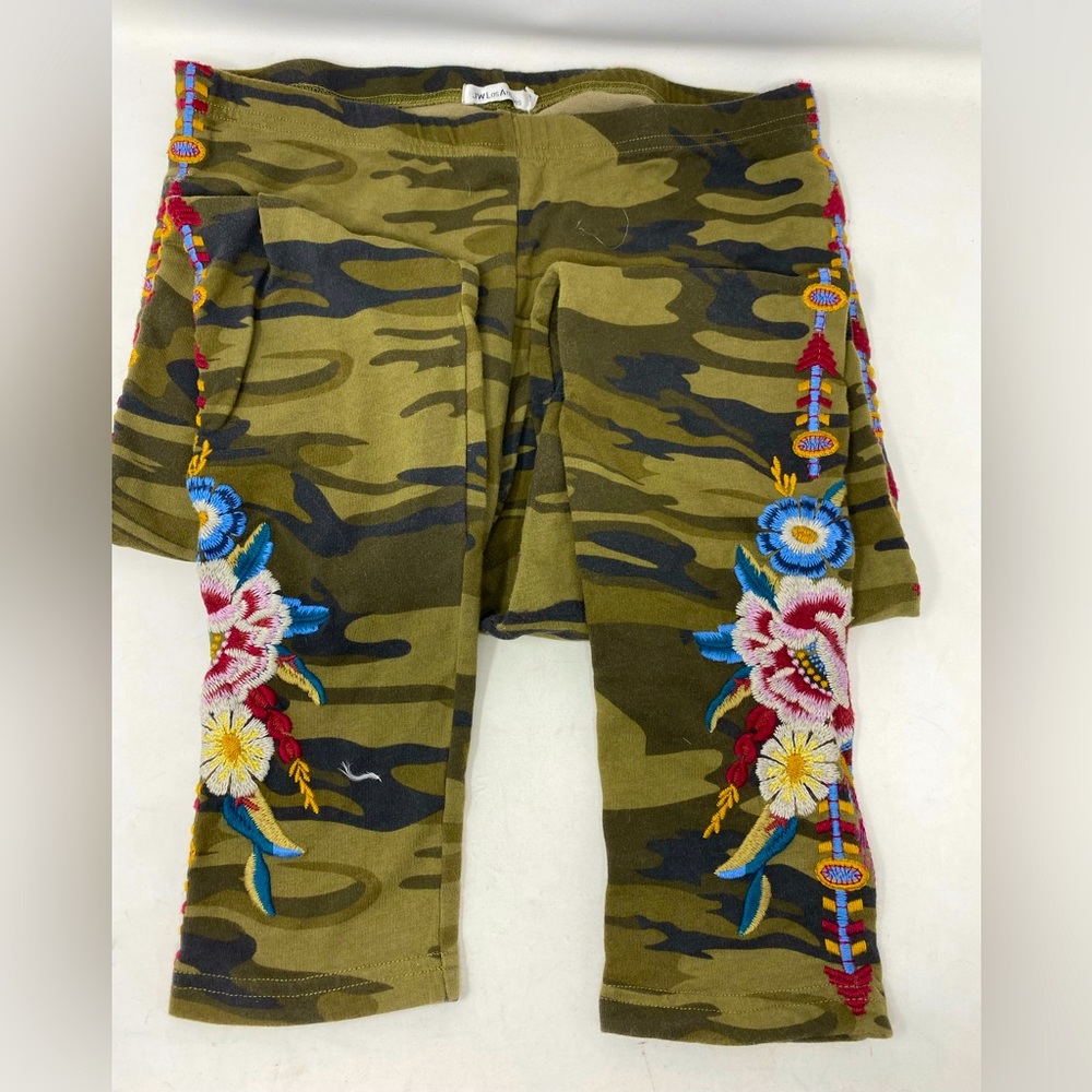 Camo embroidered leggings